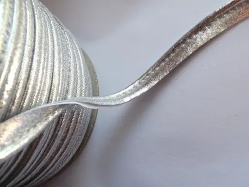 Výpustka brokátová elastická 10mm/strieborná