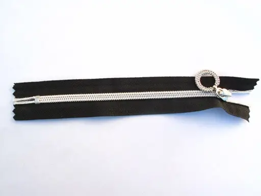 Zips špirálový ozdobný 5mm nedeliteľný 16cm/strieborno- čierny