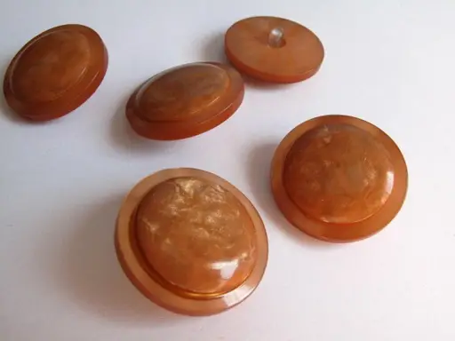 Gombík SP perleť dvojdielny 26mm/karamel