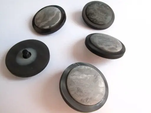 Gombík SP perleť dvojdielny 26mm/čierno- šedý