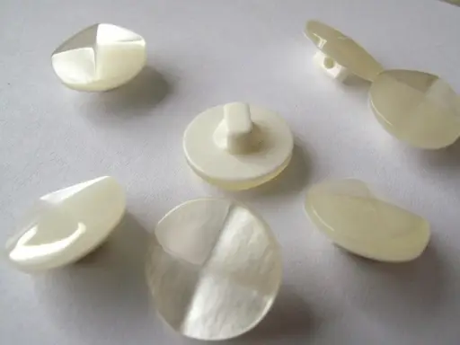 Gombík SP perleť lomený 15mm/maslový