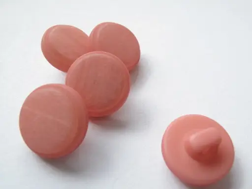 Gombík SP perleť hranatý 15mm/lososový ružový