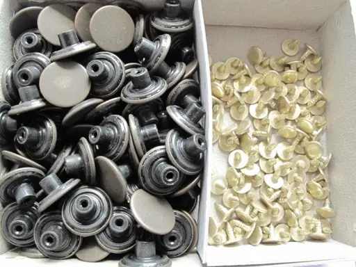 Gombíky kovové riflové narážacie KOH-I-NOOR hladké 17mmx 10ks/staromosadz