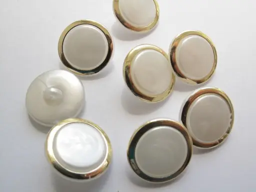 Gombík SP hladký s kovovým krúžkom 17mm/zlato- biela perleť