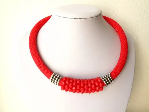 Náhrdelník textilná dutinka s korálkami 46cm/strieborno- červený