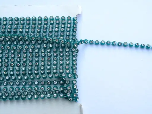 Borta plast s kamienkami 3mm/smaragdovo- kryštal