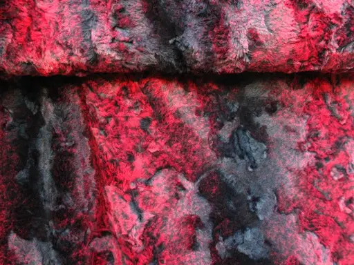 Kožušina úplet vzor Silky Boa/čierno- červený