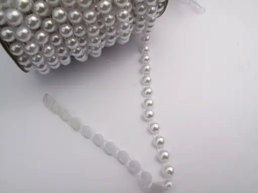 Borta plast s perlami 8mm/biela