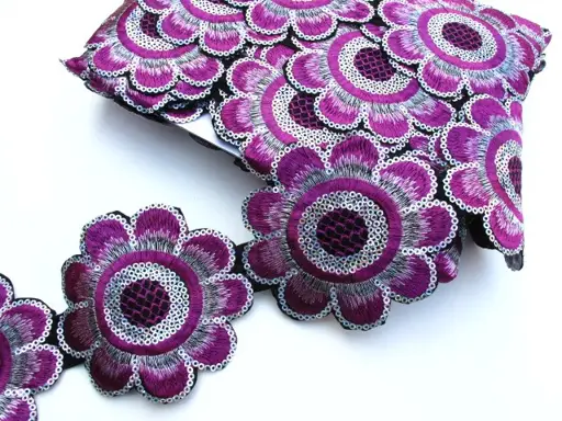 Prýmka nažehľovacia flitre a lurex kvet 90mm/strieborno- fialový baklažán