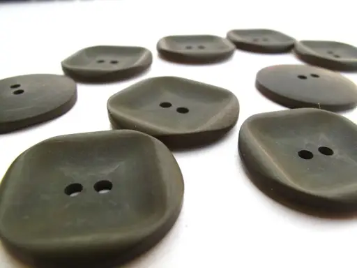 Gombík dvojdierkový matný so štvorcom 26mm/army zelený