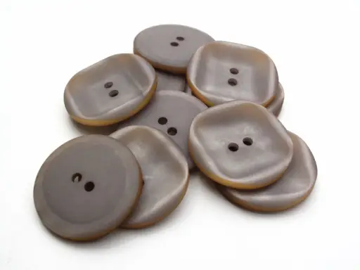 Gombík dvojdierkový matný so štvorcom 22mm/béžovosivý