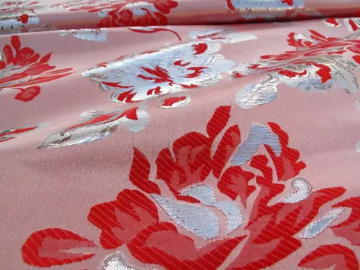 Brokát pevný čínske ruže 18190/strieborno- lososovo- ružový