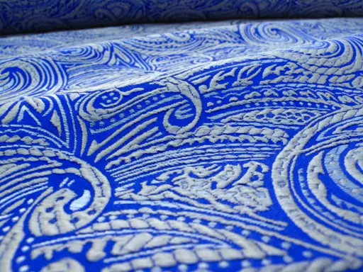 Brokát pevný špirály 18190/smotanovo- parížsky modrý