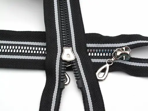 Zips ozdobný kostený nedeliteľný s lampasmi 16cm/strieborno- bielo- čierny