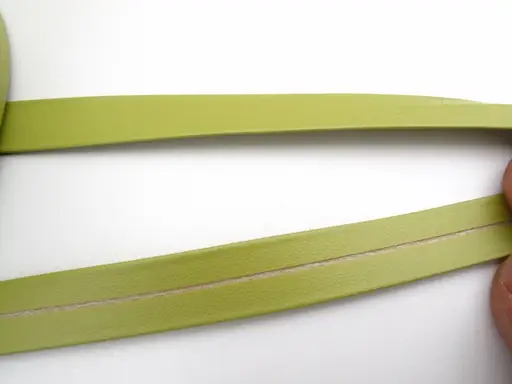 Šikmý prúžok koženkový 15mm/limetka zelený