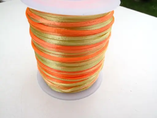 Šnúra saténová korzetová dúhovaná 2mm/žlto- oranžová