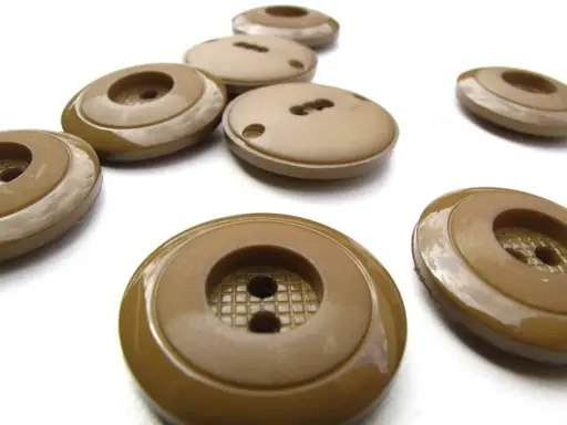Gombík dvojdierkový kruhy 26mm/kapučino