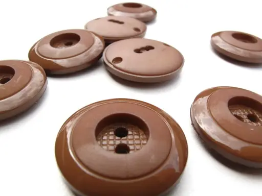 Gombík dvojdierkový kruhy 21mm/nugátový