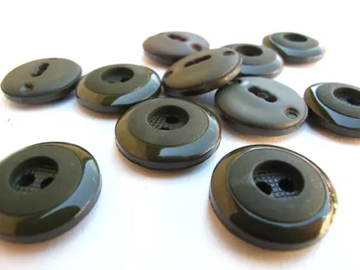 Gombík dvojdierkový kruhy 19mm/army zelený tmavý