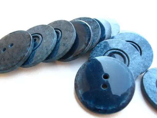 Gombík dvojdierkový medzikrúžok mramorovaný 26mm/oceľový modrý
