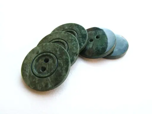 Gombík dvojdierkový medzikrúžok mramorovaný 21mm/army zelený
