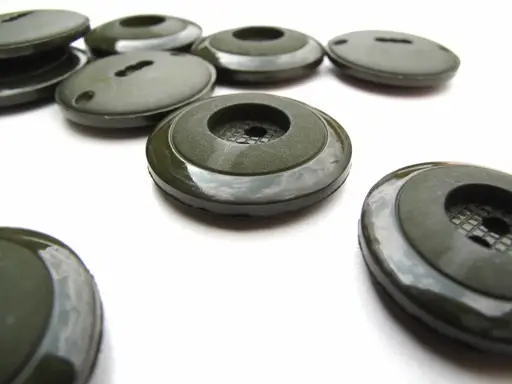 Gombík dvojdierkový kruhy 21mm/army zelený tmavý