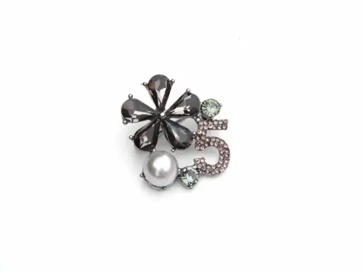 Brošňa kovová kvet 5 s perlou a kamienkami 35x40mm/šedá- nikel čierny