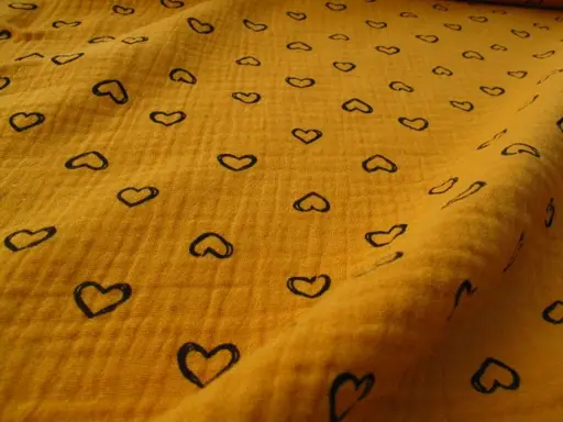 Gázovina pevná dvojitá srdiečka 19002/čierno- zlatožltá