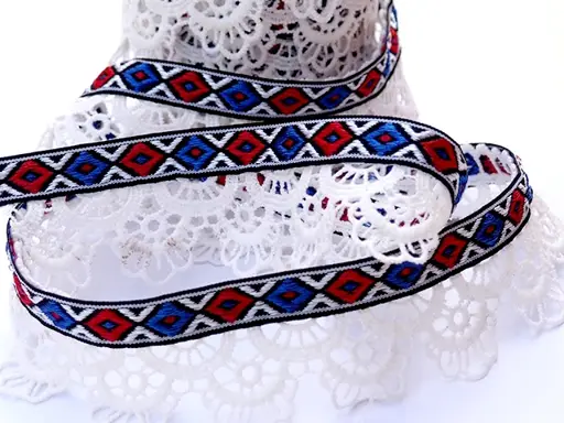 Vzorovka tkaná kosoštvorce s krajkovou bordúrou 40mm/modro- čierno- červeno- biela