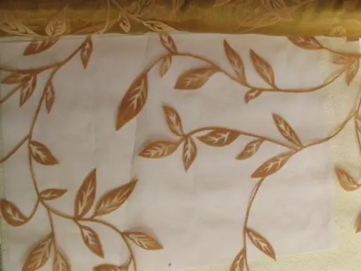 Organza rezaná zamatová potlač listy 38cmx9m/karamelová tmavá