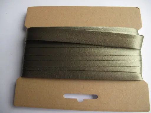 Šikmý prúžok satén 15mm/90/army zelený
