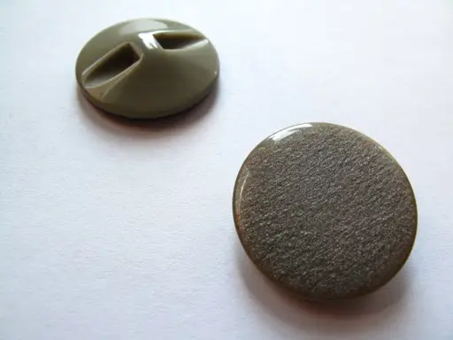 Gombík SP perleť 28mm/khaki šedý