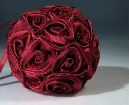 Ozdobná guľa z ružičiek 90mm/bordová