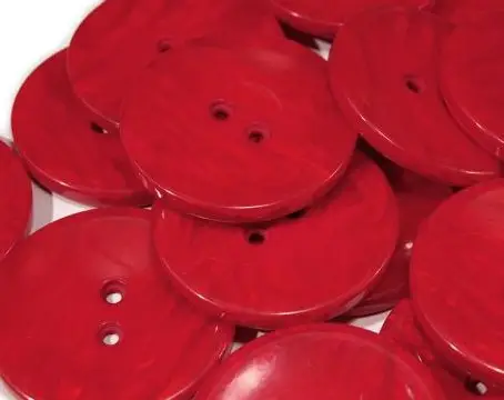 Gombík dvojdierkový 38mm perleť/červený