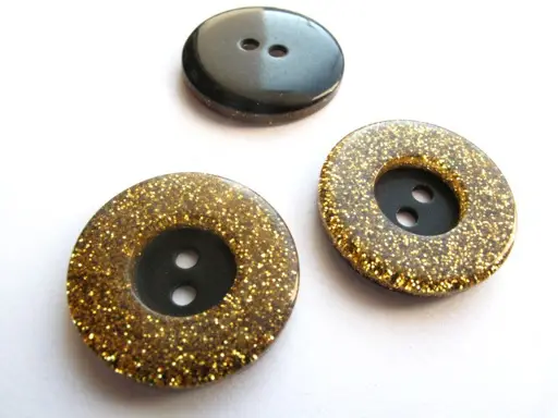 Gombík dvojdierkový glitre 23mm/hnedo- zlatý