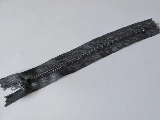 Zips špirálový šatový 3mmx 18cm/šedý tmavý