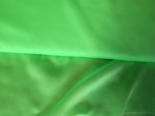 Šifón pevný lesklý Cationic/hráškový zelený výrazný