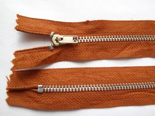 Zips kovový nedeliteľný 4mmx 18cm/tehlový