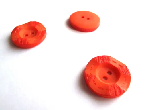 Gombík dvojdierkový 20mm/tehlovooranžový