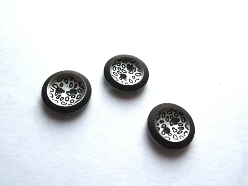 Gombík dvojdierkový 13mm vzor/čiernostrieborný