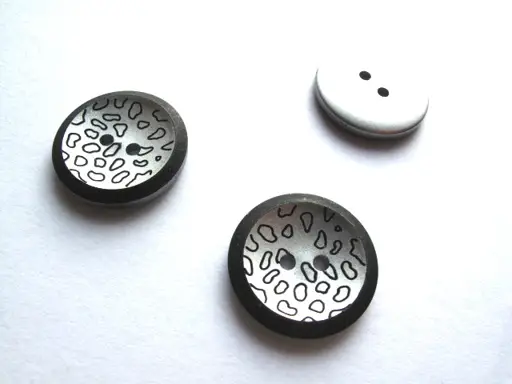 Gombík dvojdierkový 22mm vzor/čiernostrieborný