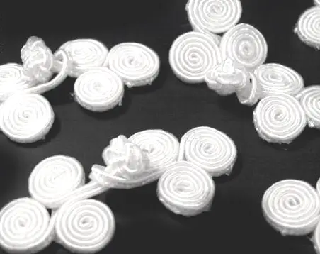 Ozdobné zapínanie čínske trojlístok 23x50 mm/biele