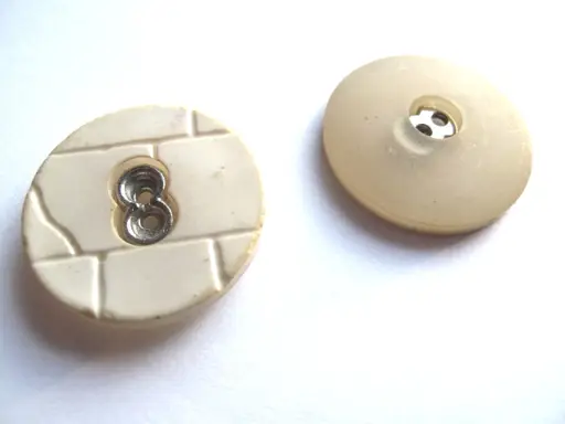 Gombík dvojdierkový s kovovými dierkami 27mm/pieskový matný