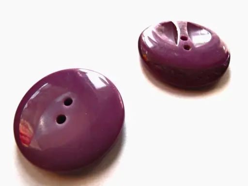 Gombík dvojdierkový 28mm/baklažánový