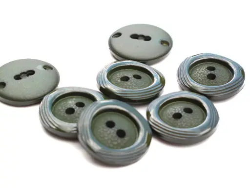 Gombík dvojdierkový kruh ryhovaný 21mm/army zelený tmavý