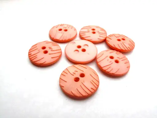 Gombík dvojdierkový abstrakt pruhy 21mm/broskyňový