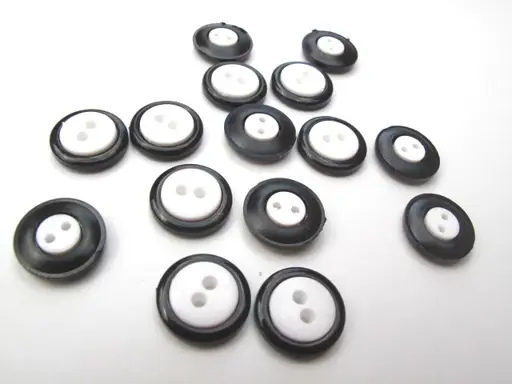 Gombík dvojdierkový košeľový 13mm/čierno- biely