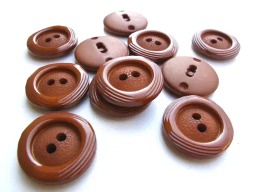 Gombík dvojdierkový kruh ryhovaný 21mm/škoricový