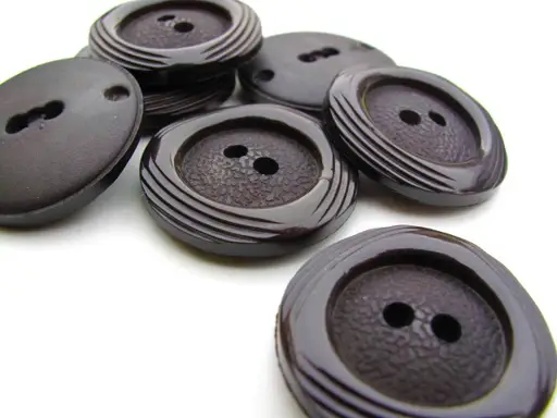 Gombík dvojdierkový kruh ryhovaný 26mm/čiernohnedý