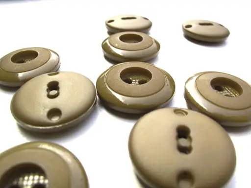 Gombík dvojdierkový kruhy 21mm/kapučino tmavší